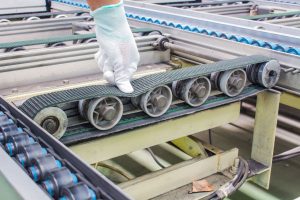 Conveyor belt troubleshooting: checking the tension of the belt