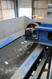 Conveyor belt troubleshooting: material buildup